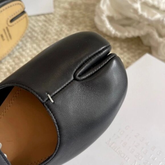 Margiela Tabi Shoes – Black Split-Toe Style - Picture 4 of 5